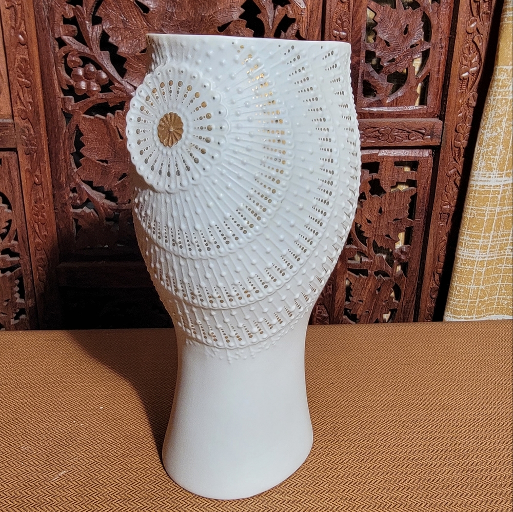 Michaela Frey for AK Kaiser Mid Century OP Art Bisque Vase with Gold Accent 603